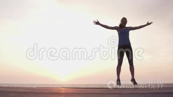日落时分做有氧运动的女人视频