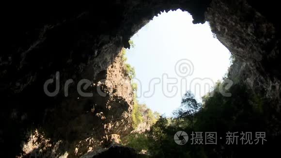 仰望洞穴中的一个大天窗视频