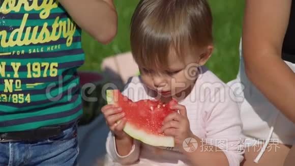夏天吃西瓜的可爱小女孩视频