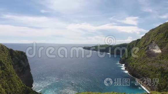 迷人的热带景观，海岸线上巨大的悬崖，海洋和山脉，4K