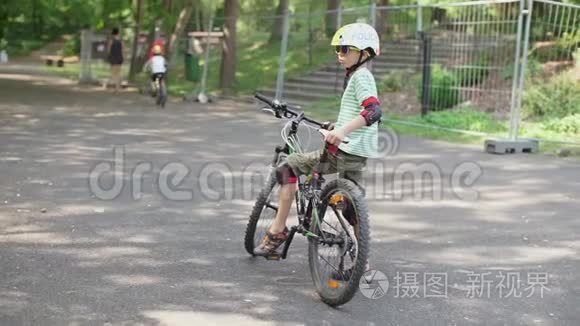 小学生开始在学校公园骑自行车视频