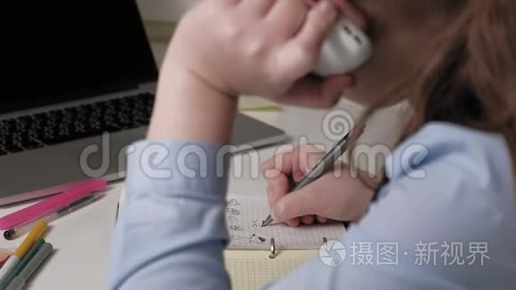 穿校服的少女做家庭作业视频