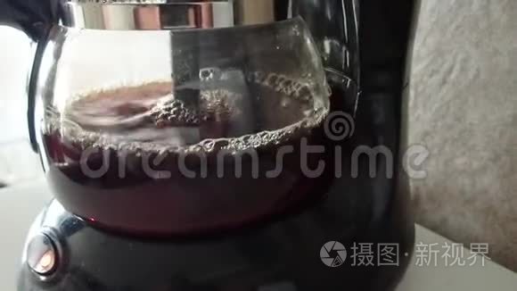 在简单的机器中自制新鲜煮咖啡视频