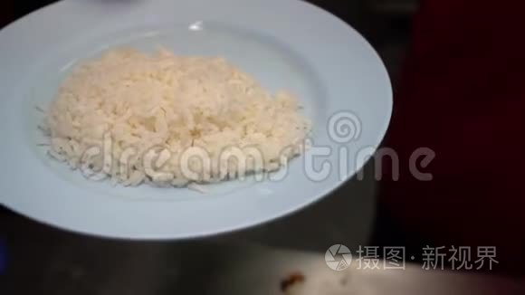 把鸡肉浇在米饭上，准备吃