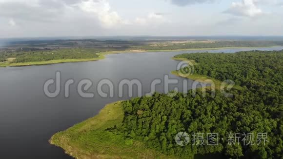 乡村大河水库大坝的鸟瞰风景