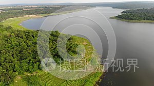 乡村大河水库大坝的鸟瞰风景