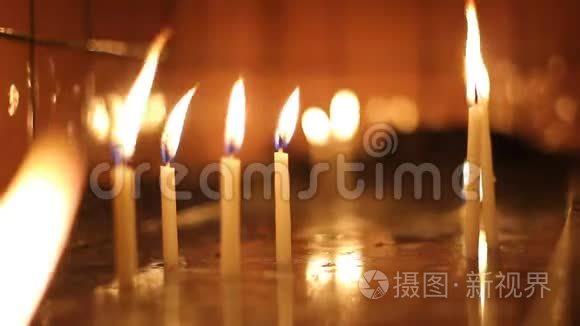 祈祷蜡烛在教堂的水中燃烧视频