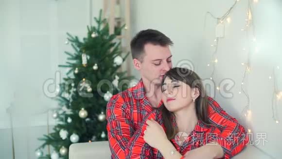 爱的情侣在圣诞节拥抱亲吻视频