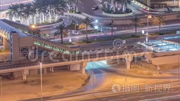 阿联酋迪拜码头夜间有轨电车站天桥购物中心附近交通鸟瞰图timelapse。