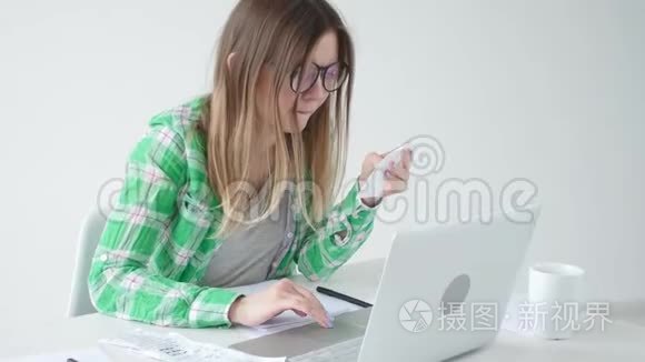 妇女通过将信息输入笔记本电脑来考虑购买和支付信贷的费用数额。