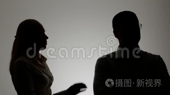 一男一女的剪影.. 家庭关系。 争吵后试图与丈夫和解的女人。