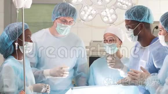 一队学生在医院手术室通过考试。