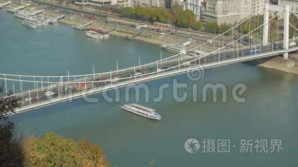 桥下河上的浮船视频