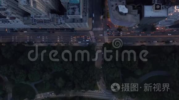 空气：鸟瞰纽约市中央公园的道路，繁忙的汽车交通