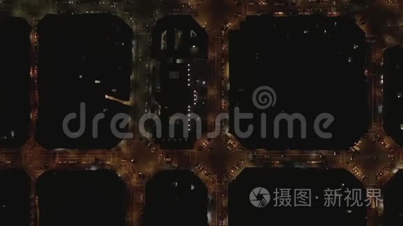 空中：巴塞罗那在夜间用漂亮的城市交通信号灯拍摄典型的城市街区