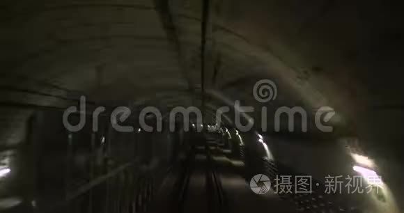 地铁隧道的景观。 现代城市隧道快速地下列车。