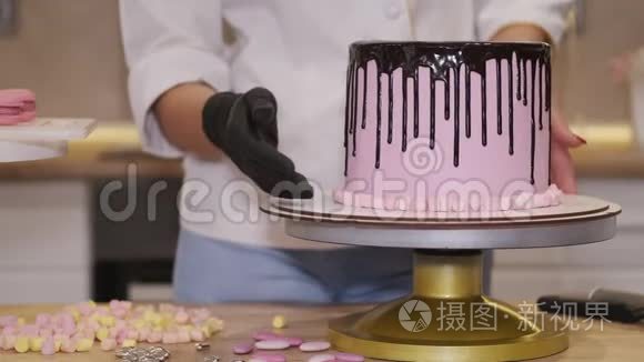 女面包师正在用小软糖装饰生日蛋糕