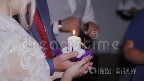 美丽燃烧的蜡烛在新婚夫妇手中。