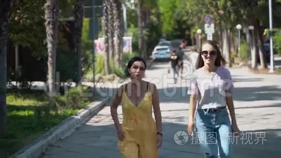 两个小女孩欢快地沿着马路跑视频