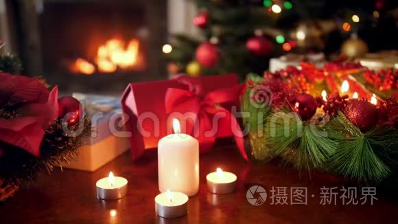 特写4k段蜡烛燃烧的镜头，圣诞老人赠送的礼物和圣诞树上的礼物花环