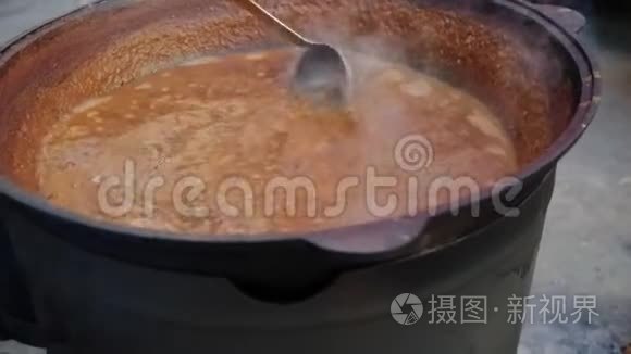 厨师用勺子搅动传统的美国锅视频