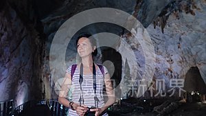 穿过山洞的漂亮女人视频