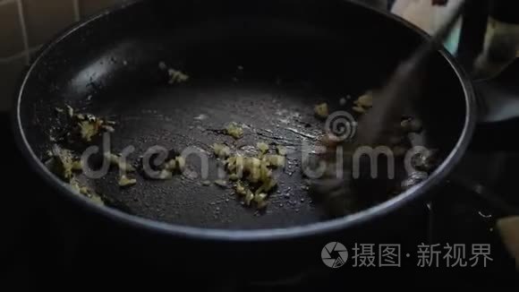 在锅里炒肉和蔬菜视频