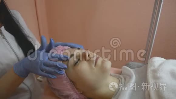 专业美容师护肤霜应用视频