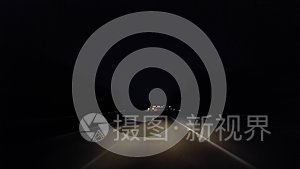 。 POV乡村道路的司机视角