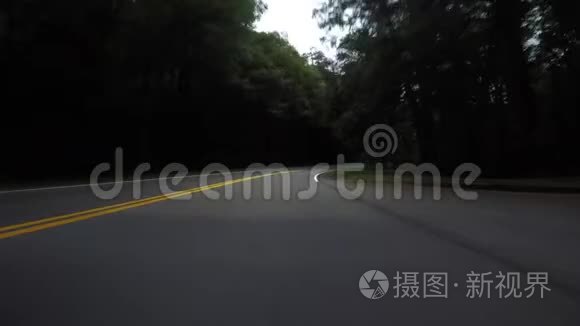 低角道路上的昏头灯视频