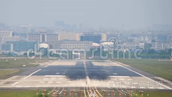 商用飞机在成都国际机场降落视频