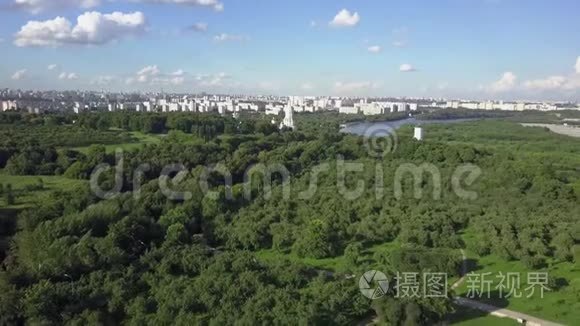 一个大型绿色公园区域的鸟瞰图视频