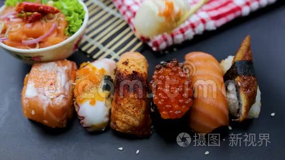日本的食物成分。 各种寿司放在黑板上。 麻辣鲑鱼沙拉..