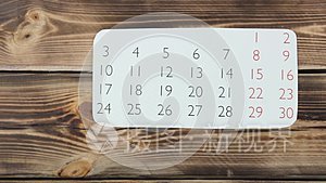 木制背景上清晰的日历表