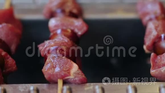 在牛肉和鸡串上翻腾视频