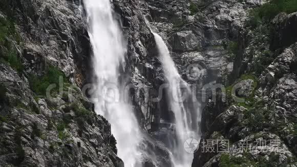 瀑布从岩石山上流下来视频