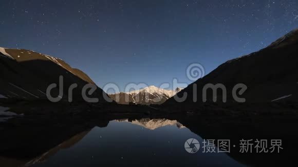 星空之夜和银河的时间在山谷和湖泊上空流逝。