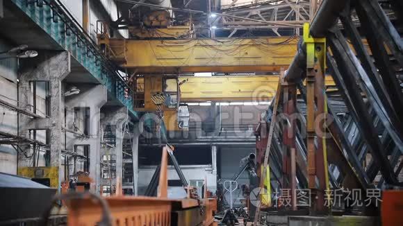 在工厂的地盘上生产起重机视频