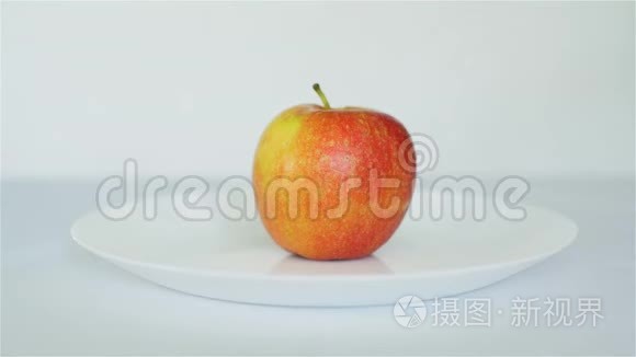 女人咬苹果给它贴上转基因标签视频