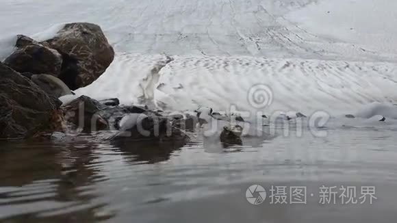 光滑的河流，融化的溪流，在斯洛文尼亚的群山中切割着雪岸