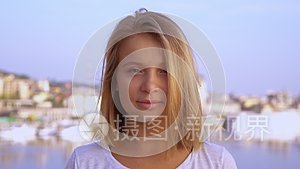 海边迷人的女士视频