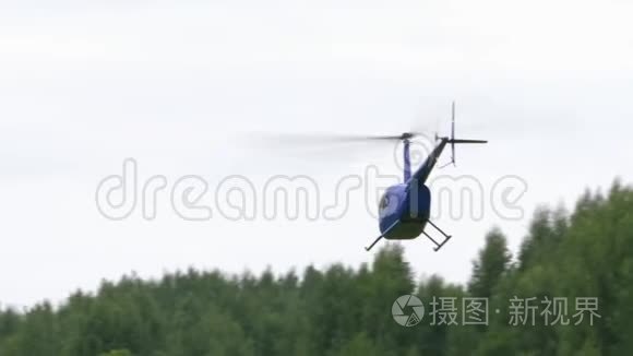 私人直升机迎着灰色的天空起飞视频