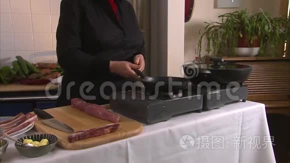 烹饪培根条视频