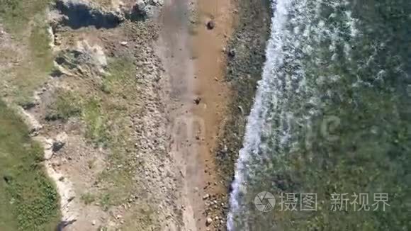 飞越蓝色水面和贝加尔湖海岸视频