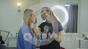 眉毛矫正。 美容师用刷子在顾客眉毛上涂油漆