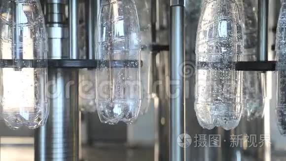 在自动水管上将水倒入塑料容器视频