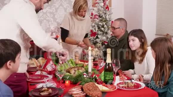 家庭聚会围着桌子庆祝圣诞节视频