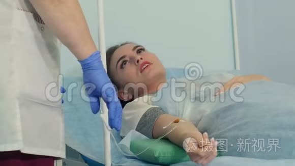 一名正在与护士交谈的女性病人视频