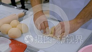 厨师准备面团在餐厅烤心形面包视频