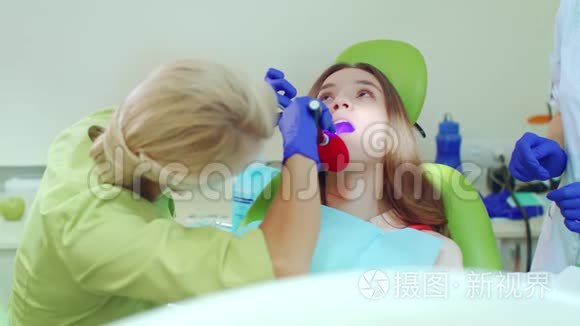 牙科医生用灯聚合牙科材料视频